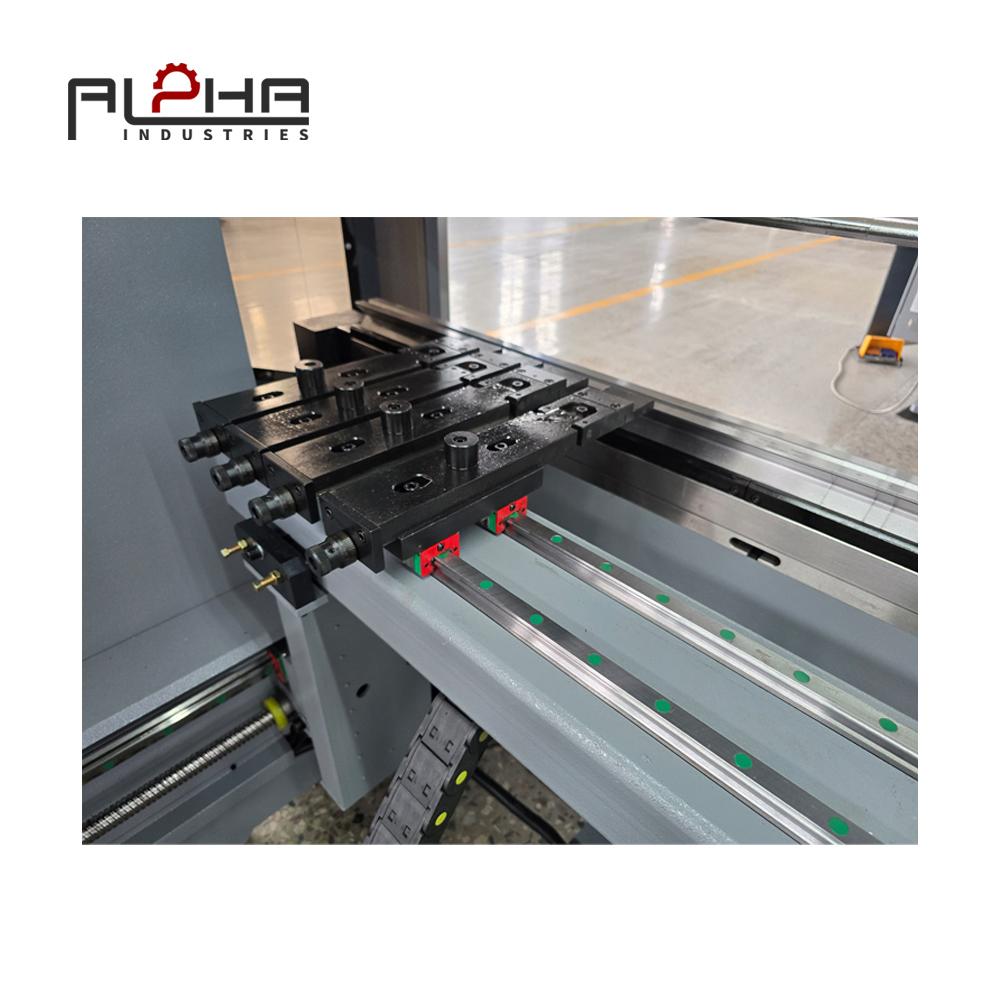 Prensa plegadora CNC para el doblado de chapas gruesas en la industria minera australiana.