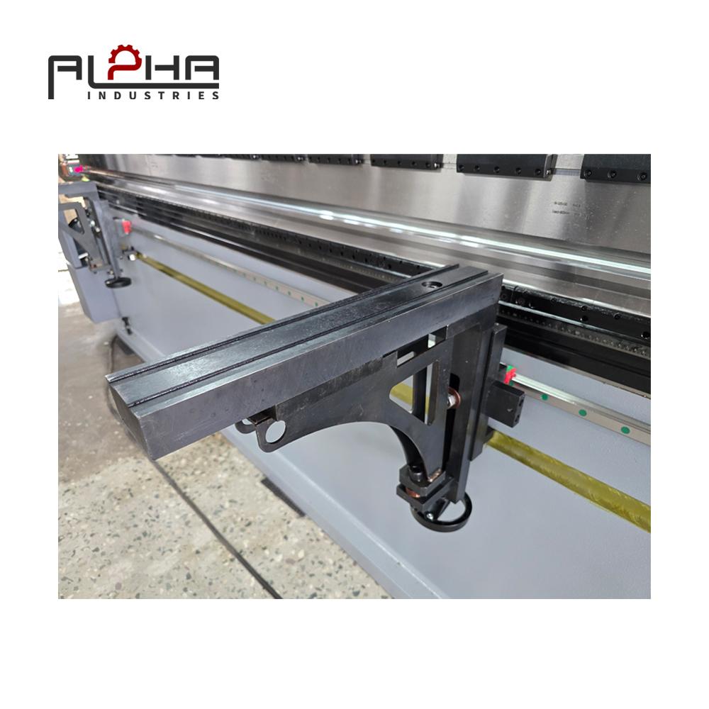 Sistemas de seguridad para prensas plegadoras CNC en talleres de fabricación australianos